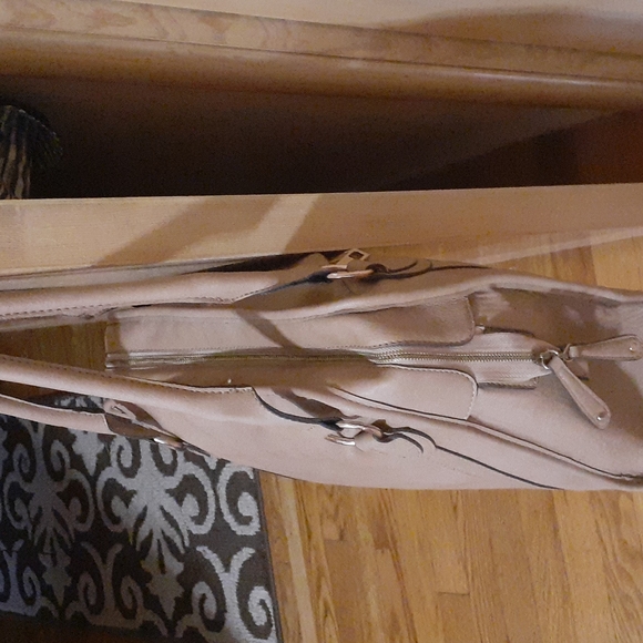 Tan purse by street level - Picture 3 of 9